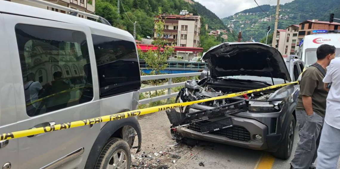 Trabzon'da Arap Turistleri Taşıyan Araç Kaza Yaptı