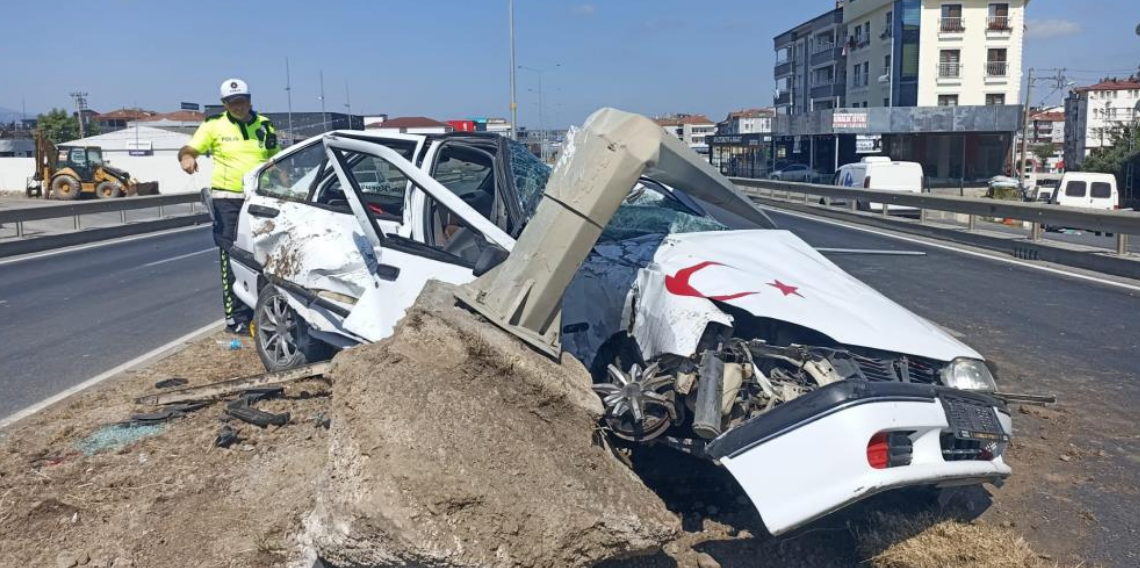 Bafra'da kontrolden çıkan otomobil direğe çarptı! Aydınlatma direği aracın üzerine devrildi