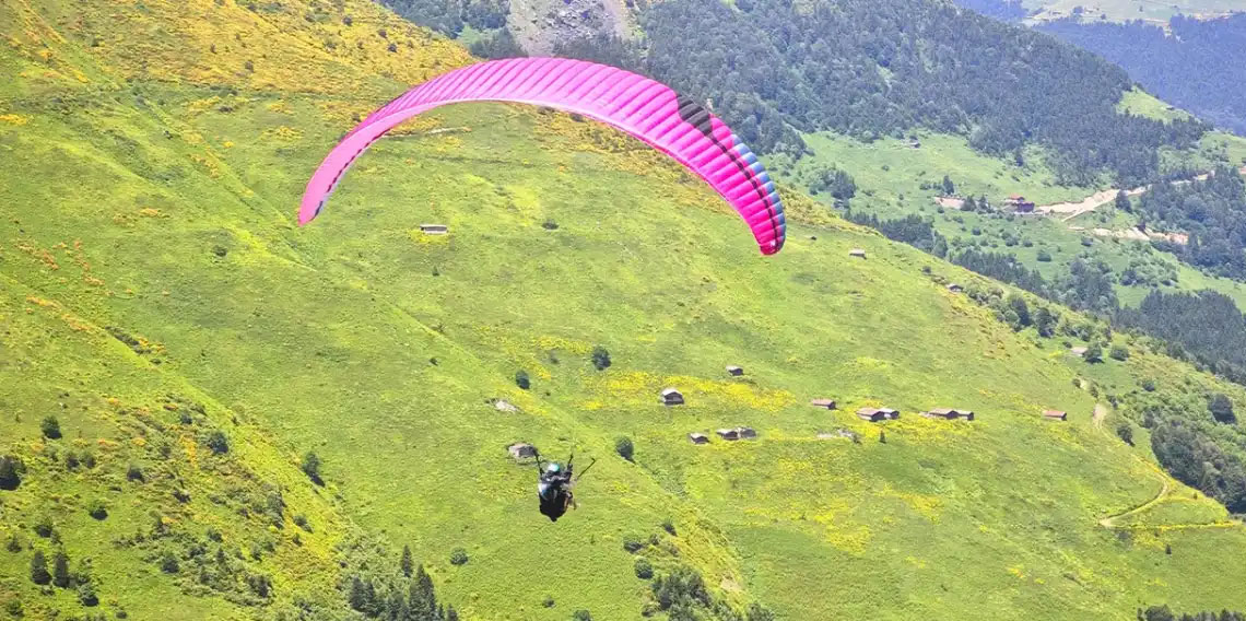 Uzungöl’de adrenalin sezonu başladı! Turistler gökyüzüne akın ediyor