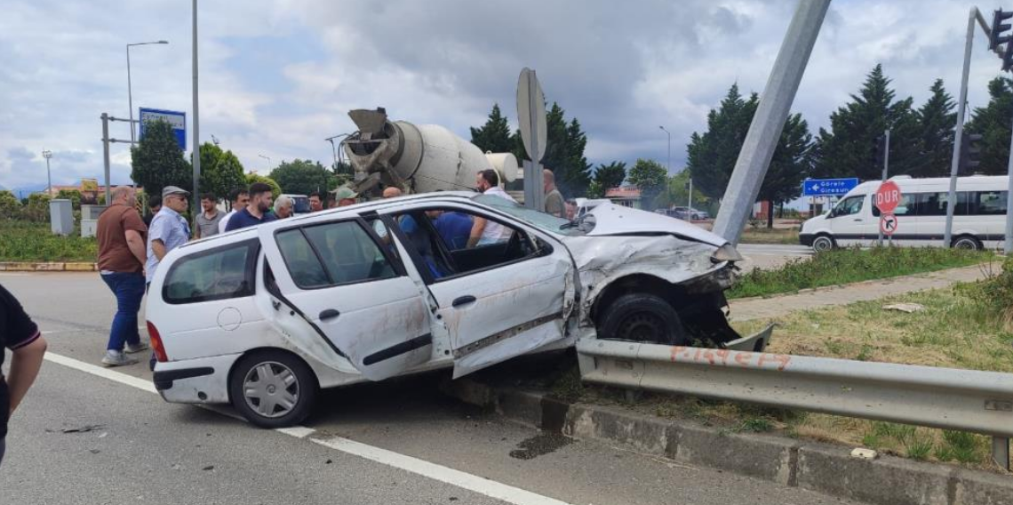 Giresun'da iki otomobilin çarpışması sonucu 1'i çocuk 5 kişi yaralandı
