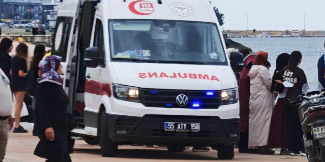 Karadeniz'in hırçın dalgaları arasında mahsur kalan yüzücüyü deniz polisi kurtardı