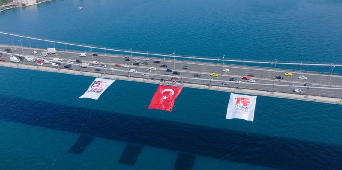 15 Temmuz'un sembolü Kırmızı Beyaz: 5 dev köprü Türk bayraklarıyla donatıldı