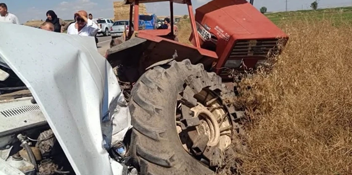 Çankırı'da otomobil park halindeki traktöre çarptı: 3 ölü 1 yaralı