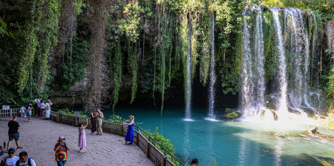 Düden Şelalesi sıcak Antalya günlerinde ziyaretçilerine serin mola mekanı oldu