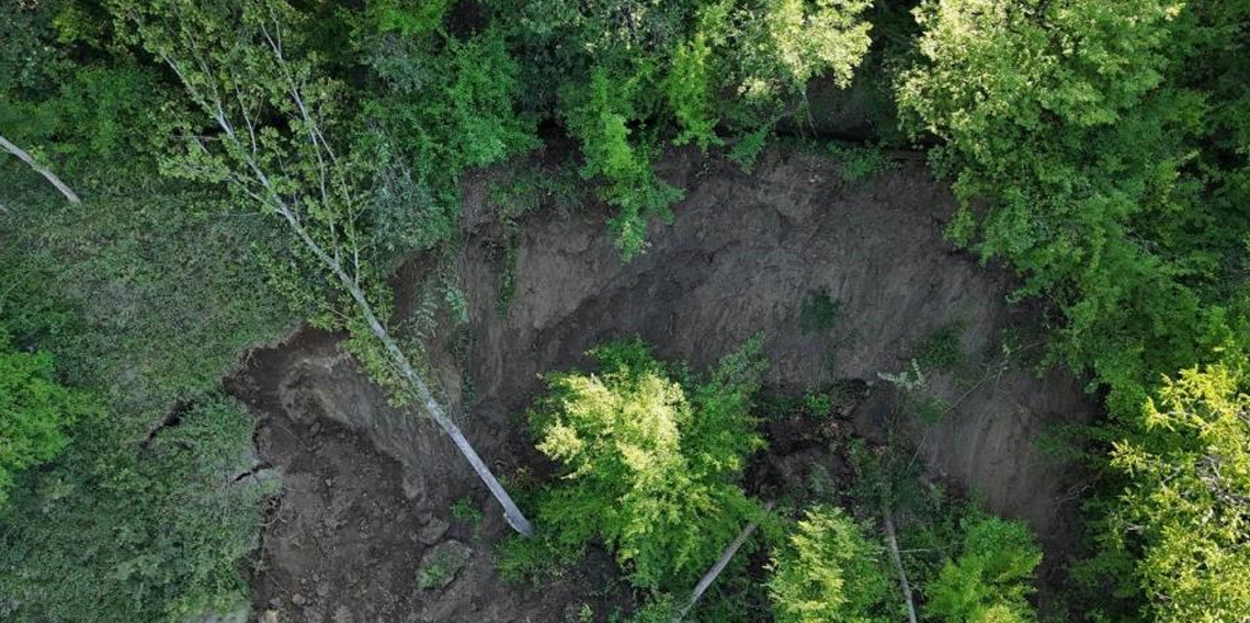 Heyelan yolu ulaşıma kapattı