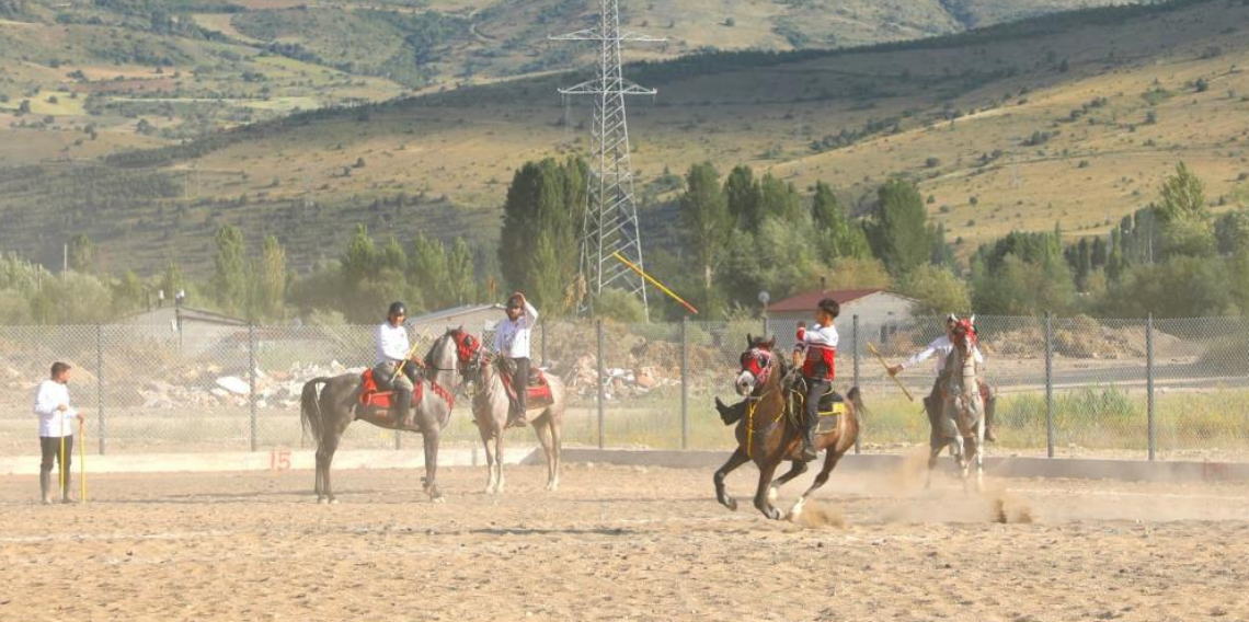 Bayburt'ta 15 Temmuz etkinliklerinde nefes kesen cirit müsabakası
