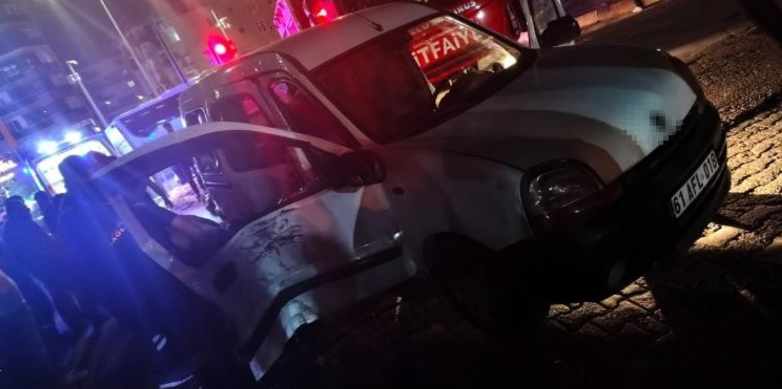 Samsun'da hafif ticari araç ile motosiklet çarpıştı:
