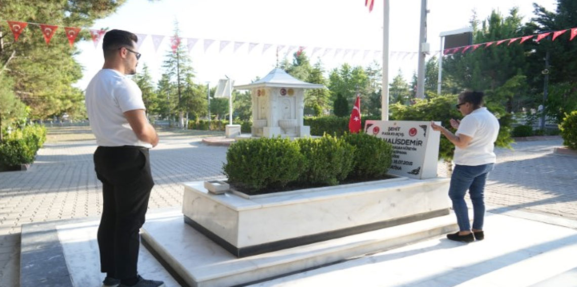 Türkiye’nin dört bir yanından şehit Ömer Halisdemir’in kabrine ziyaret