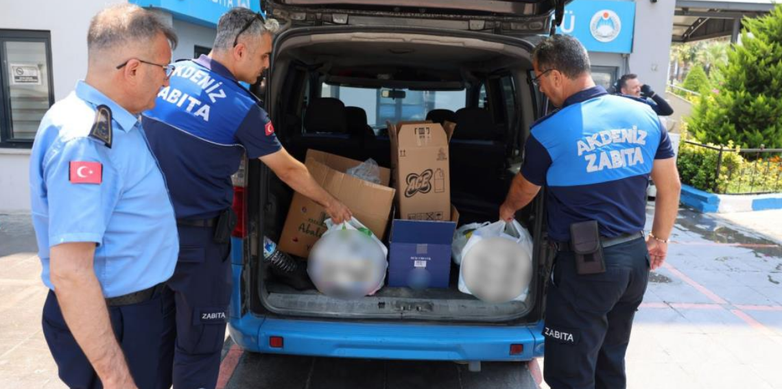 Mersin'de zincir markette 135 tarihi geçmiş ürün ele geçirildi