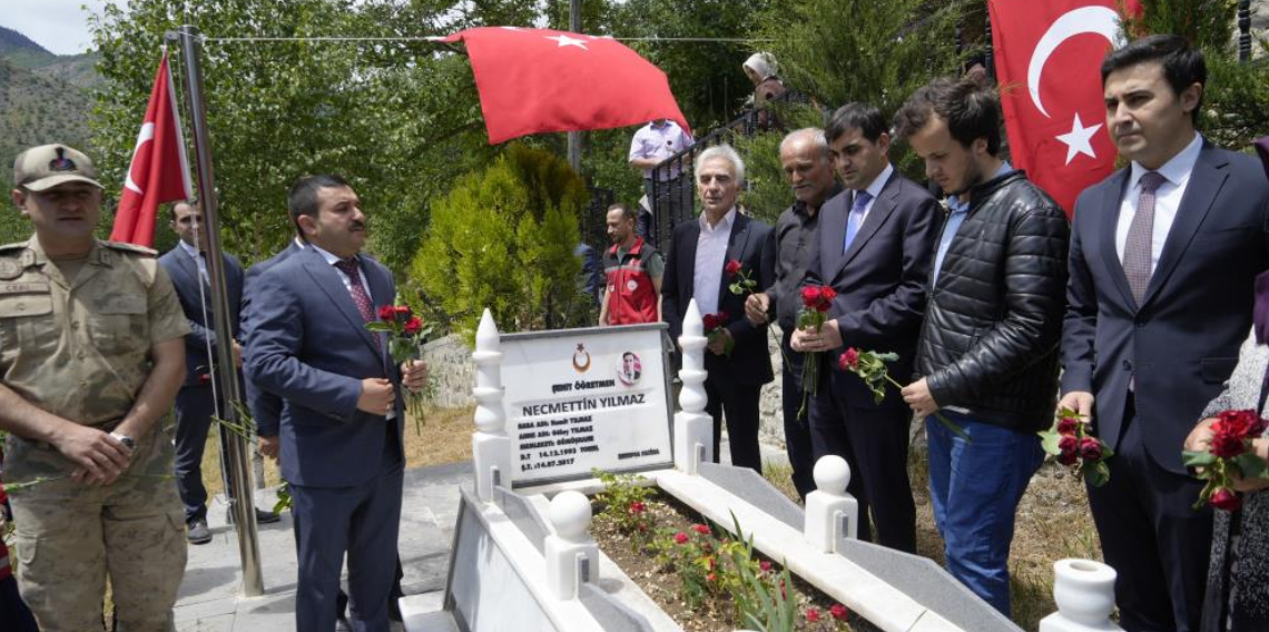 Şehit öğretmen Necmettin Yılmaz şehadetinin 9. yılında kabri başında anıldı