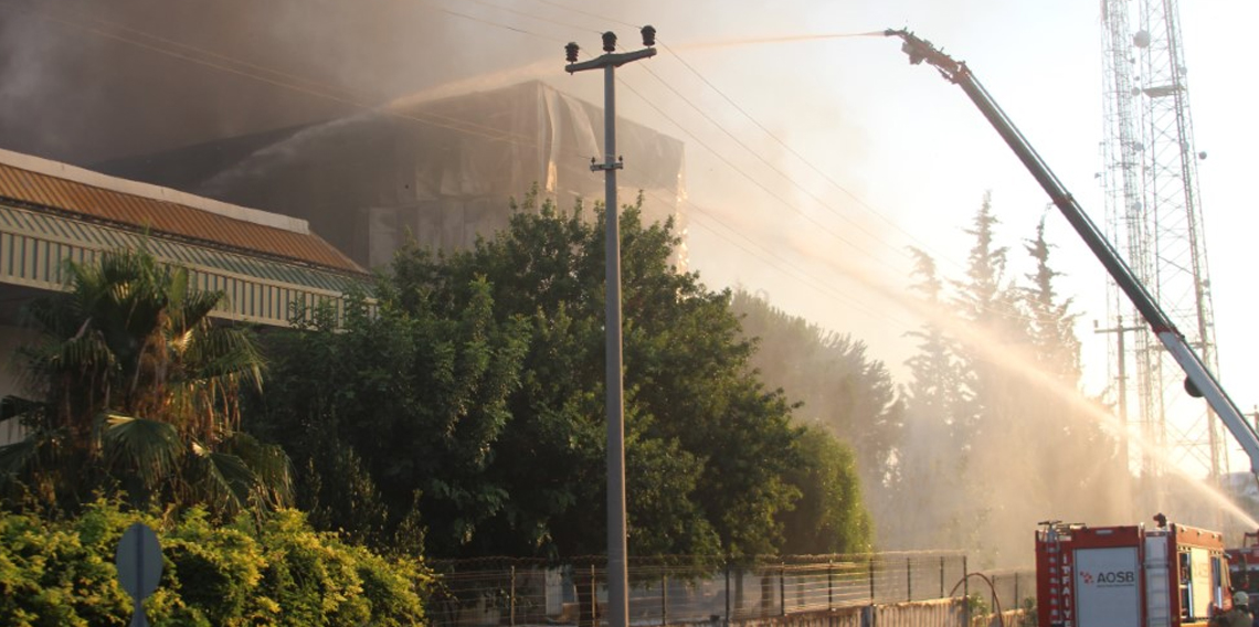 Adana’da yatak fabrikasında yangın: Soğutma çalışmaları devam ediyor