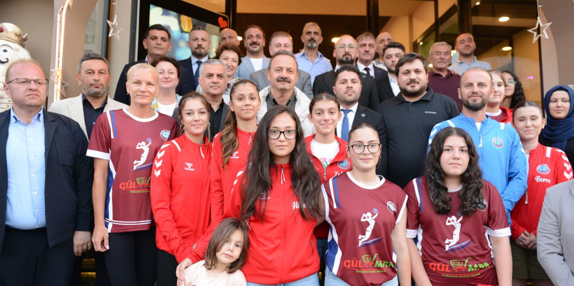 Anahtar Parti Genel Başkanı Yavuz Ağıralioğlu, Bordo Mavi 61 Spor Kulübü'nü ziyaret etti