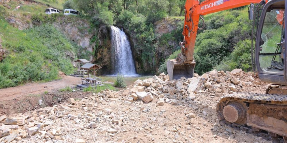 Sırakayalar Şelalesi’nde çevre düzenleme çalışmaları sürüyor