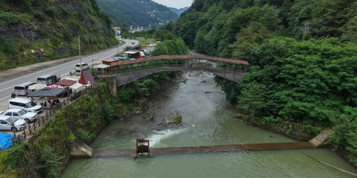 Tarihi Kiremitli Köprü turistlerin gözdesi oldu