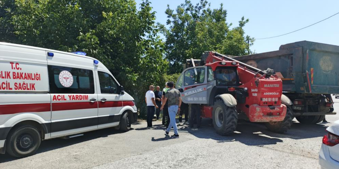 Samsun Bafra'da Kavşakta Kaza! İş Makinesi ile Kamyon Çarpıştı: