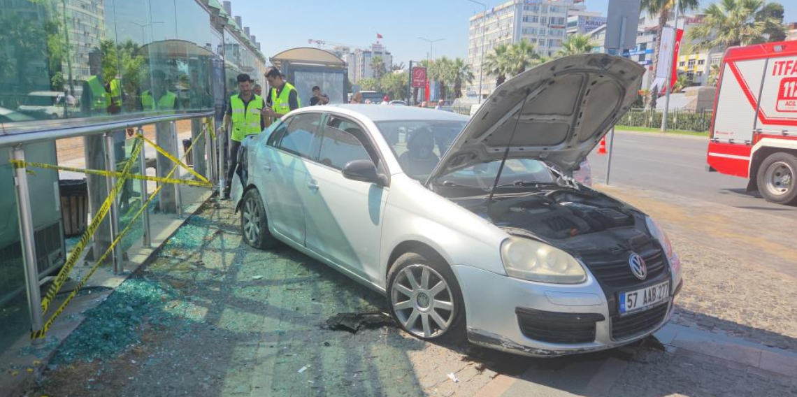Otomobil tramvay istasyonuna çarptı: