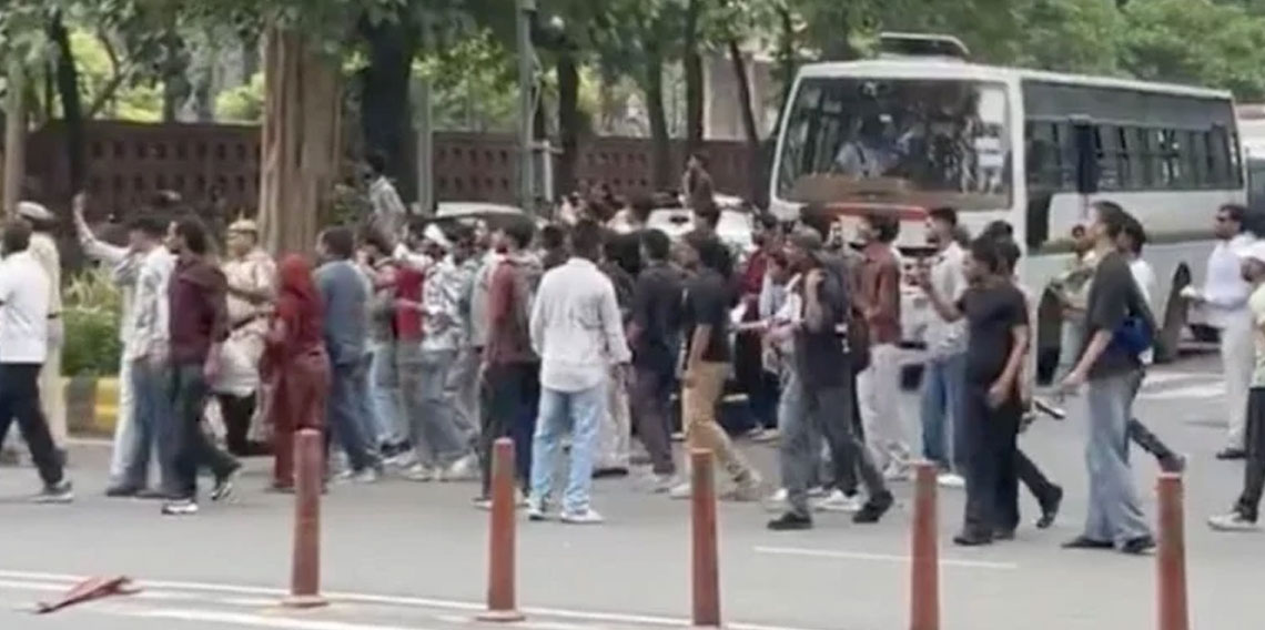 Hindistan'da Hamam Böceği Partisi'ne polis müdahale etti