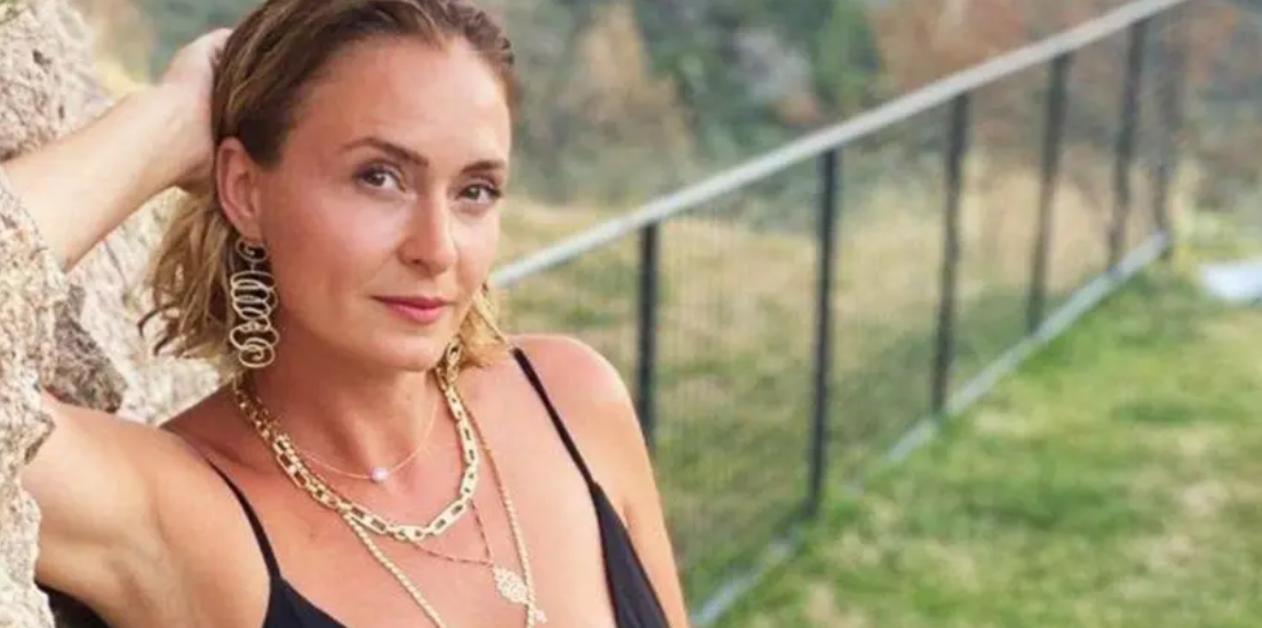 Ceyda Düvenci Tatil Pozlarıyla Gündem Oldu!