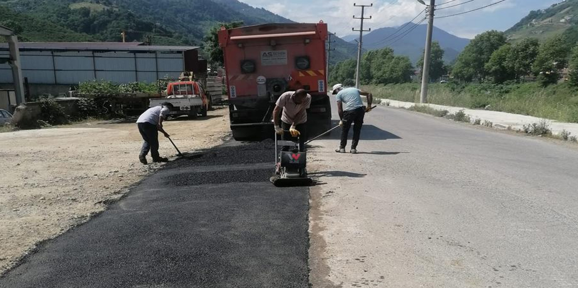 Trabzon'da bozulan yollara hızlı müdahale.