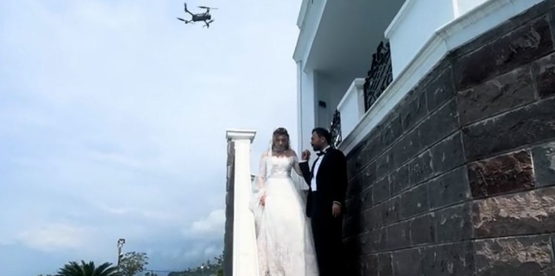 Sıcaktan bunalan gelini dron ile serinletti