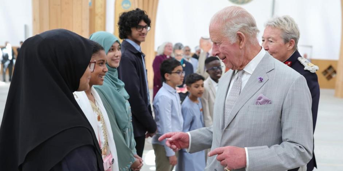 Kral III. Charles, Cambridge’de Avrupa’nın ilk ekolojik tasarımlı camisini ziyaret etti
