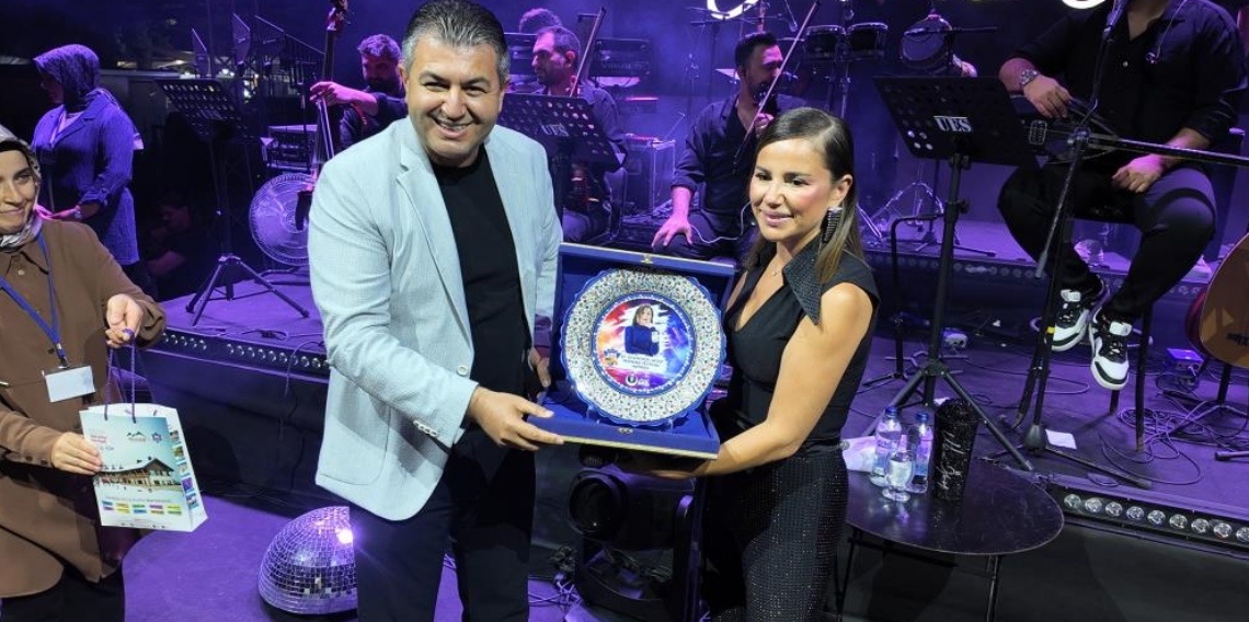 Gediz Tarhana Festivalinde Merve Özbey hem şarkılarıyla hem de cömertliği ile gönülleri fethetti