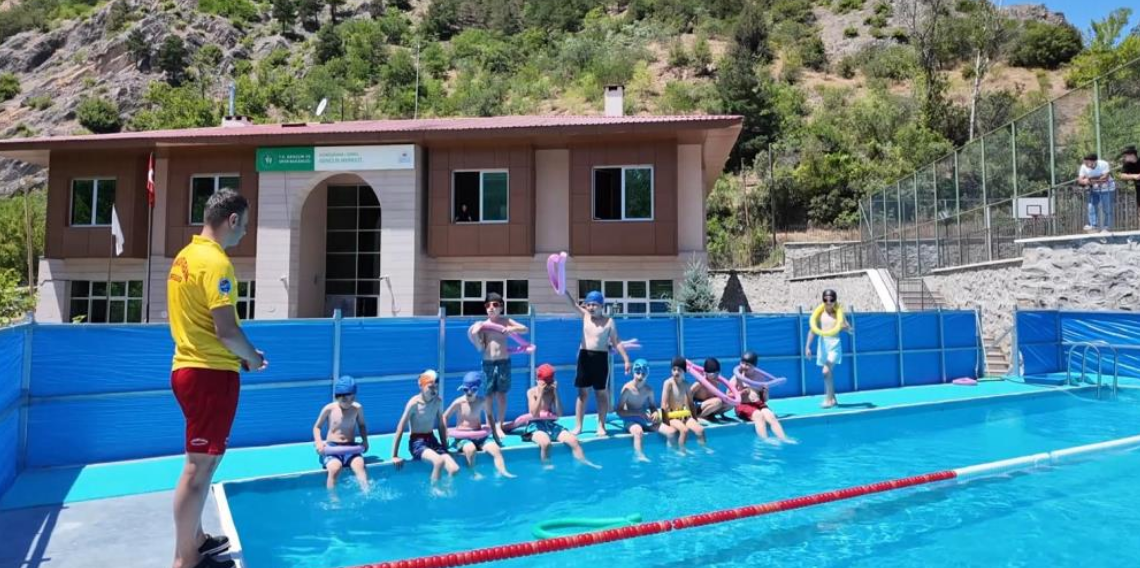 Torul ilçesinde portatif havuzda yüzme eğitimi
