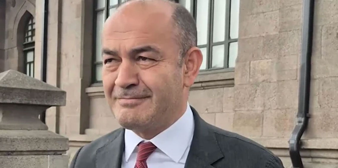 Özgür Karabat, YENİ Parti rozetini takan ilk isim oldu