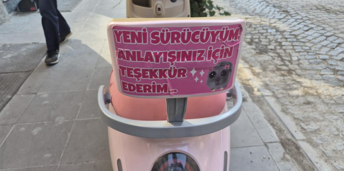 Pembe motosikletteki not görenleri gülümsetti!