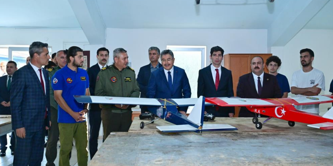 İHA yarışmalarında görev alacak pilotların eğitim gördüğü merkeze Vali Yılmaz'dan ziyaret