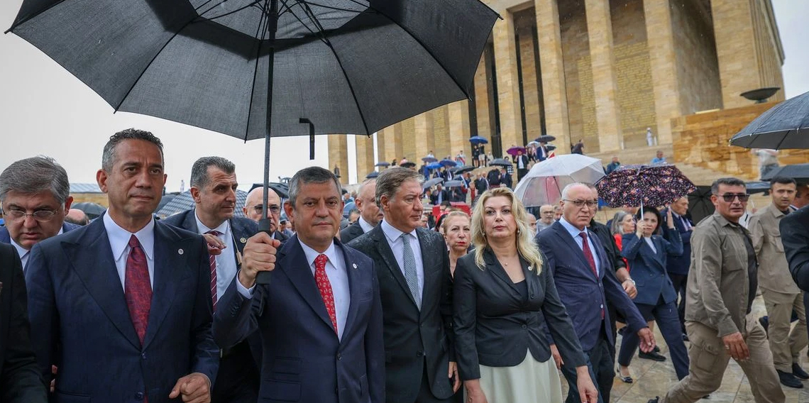 Yeni Parti'nin ilk ziyareti Anıtkabir'e oldu