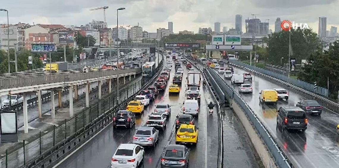 İstanbul’da etkili olan sağanak yağış trafikte yoğunluğa neden oldu