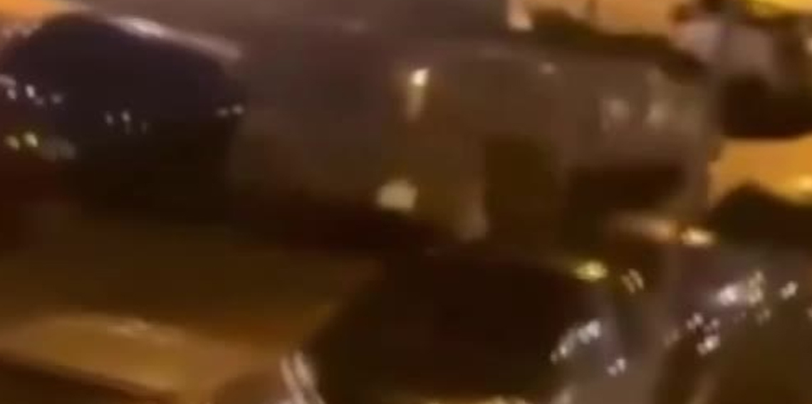 İngiltere'de askeri üste iki alkollü asker zırhlı araçla park halindeki taşıtlara çarptı