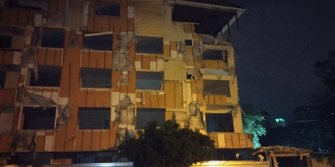 İstanbul'da metruk binanın balkonu çöktü