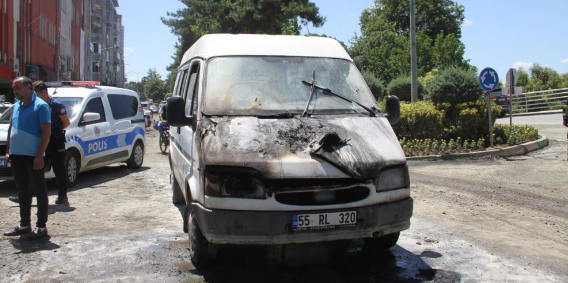 Samsun'da seyir halindeki minibüs alevlere teslim oldu! Yangın itfaiyenin müdahalesiyle söndürüldü