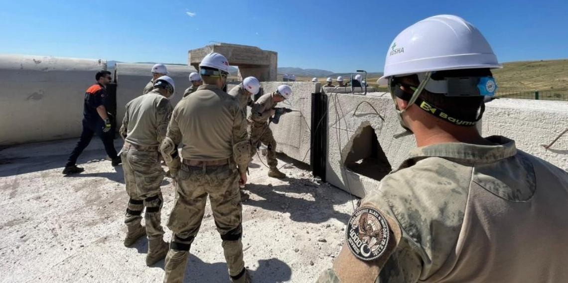 Bayburt'ta jandarmaya enkazda arama kurtarma eğitimi