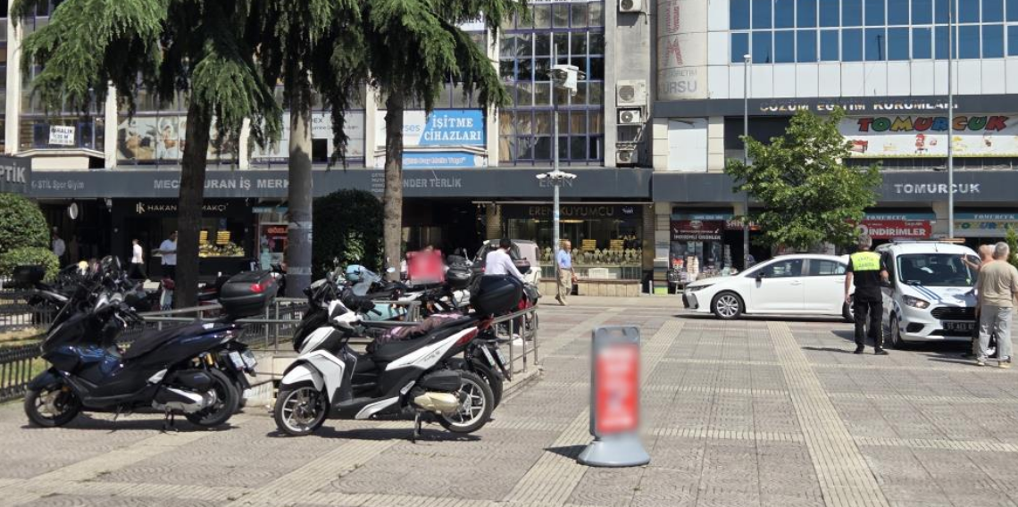 Samsun Cumhuriyet Meydanı'na park eden araçlara ceza