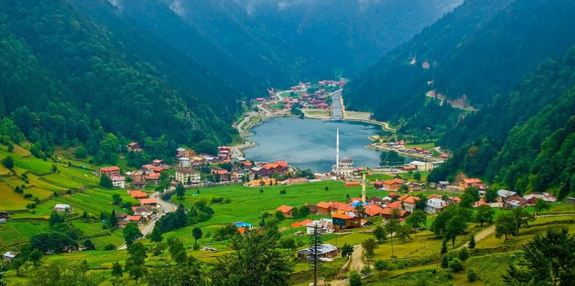 Turistler Uzungöl'ü gökyüzünden keşfediyor