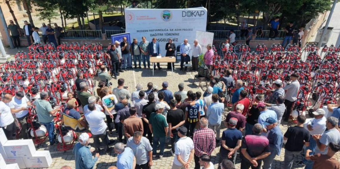 Gökçedere'de 250 Hayvancılık İşletmesine 8 Milyon Liralık Destek! Modern Ekipmanlar Üreticilere Teslim Edildi