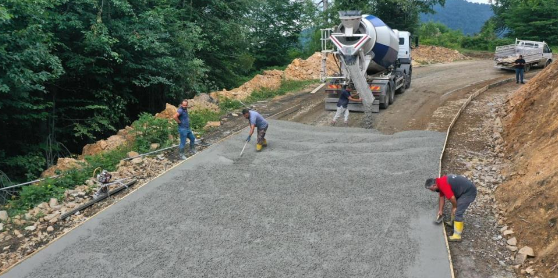 Yeşil Yol'da beton yol çalışmaları sürüyor