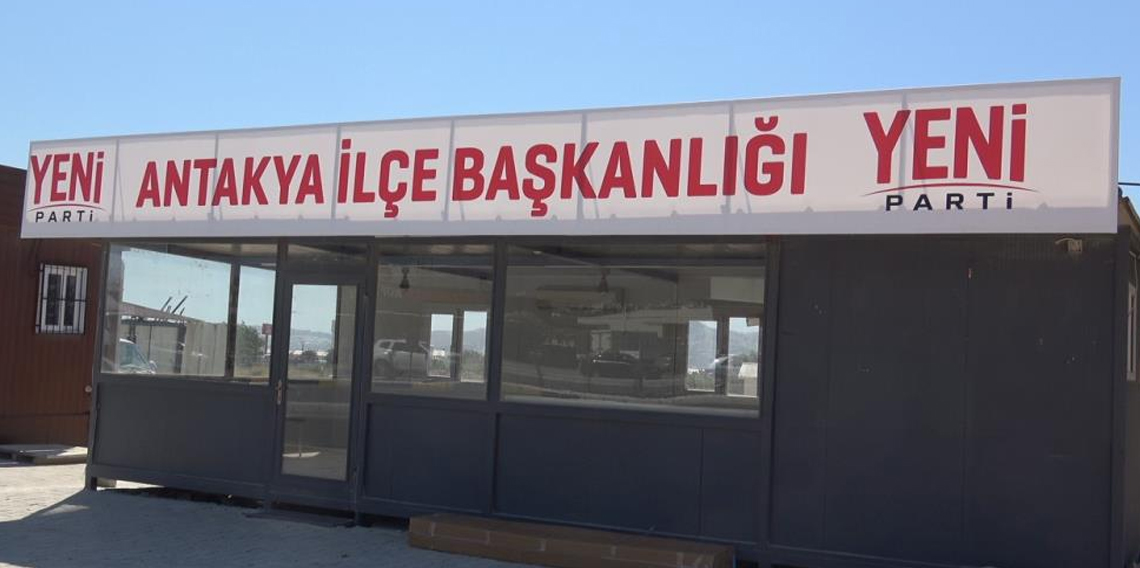 Yeni Parti'nin ilk tabelası Antakya'da konteyner binaya asıldı