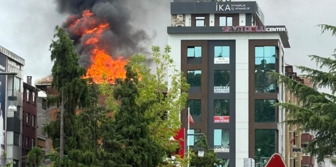 Trabzon Araklı'da Korkutan Çatı Yangını! 5 Katlı Binada Alevler Yükseldi