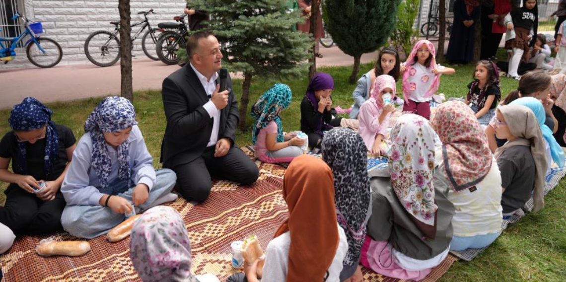 Başkan Ural'dan miniklere tatlı sürpriz