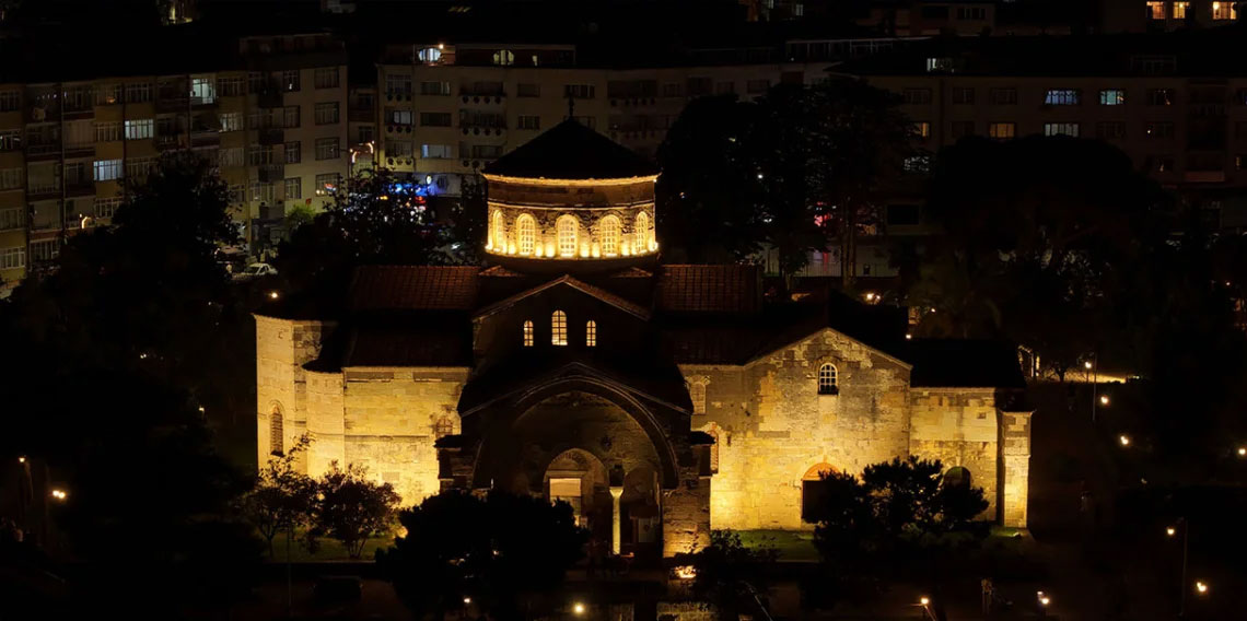 Trabzon Ayasofya Camii akşam ışıklarıyla ziyaretçilerin ilgisini çekiyor