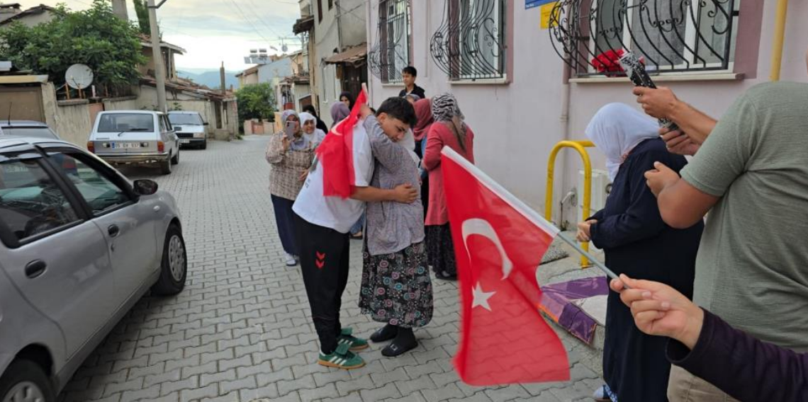 Dünya üçüncüsü milli güreşçi, baba ocağında coşkuyla karşılandı