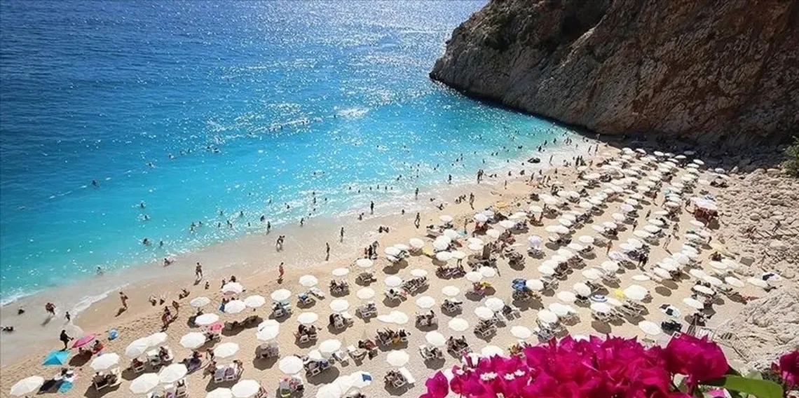Turizm geliri ikinci çeyrekte 15 milyar 865 milyon 339 bin dolar oldu