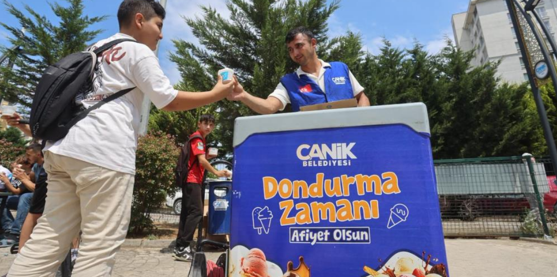 Canik Belediyesi'nden gençlere dondurma ikramı