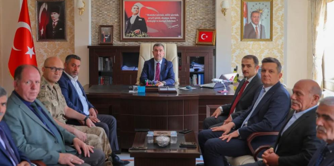 Bayburt Valisi Mustafa Eldivan'dan Demirözü Kaymakamı İbrahim Zahid Ahat'a hayırlı olsun ziyareti