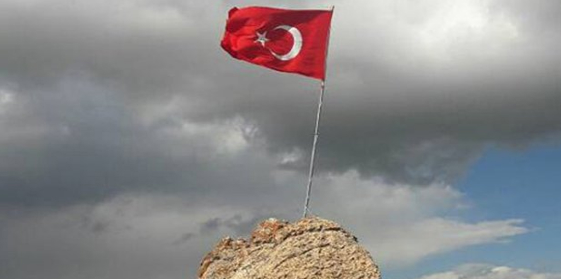 Mehmetçiğin cephede taşıdığı Türk bayrağı Türkiye'ye gönderiliyor
