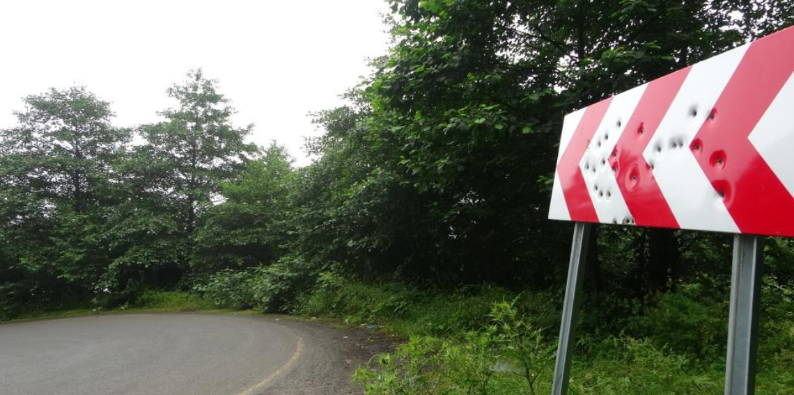 Karadeniz yayla yollarında tehlikeli tablo! Kurşunlanan trafik levhaları sürücüleri riske atıyor